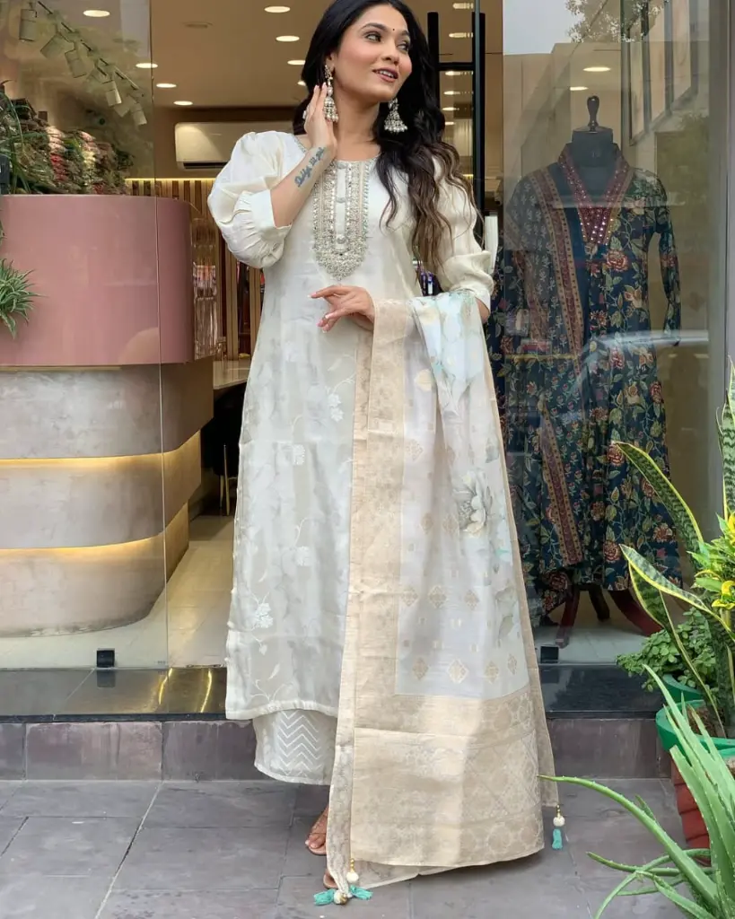 Off-White-Floral-Embroidered-Kurta-Set-with-Banarasi-Dupatta2.webp