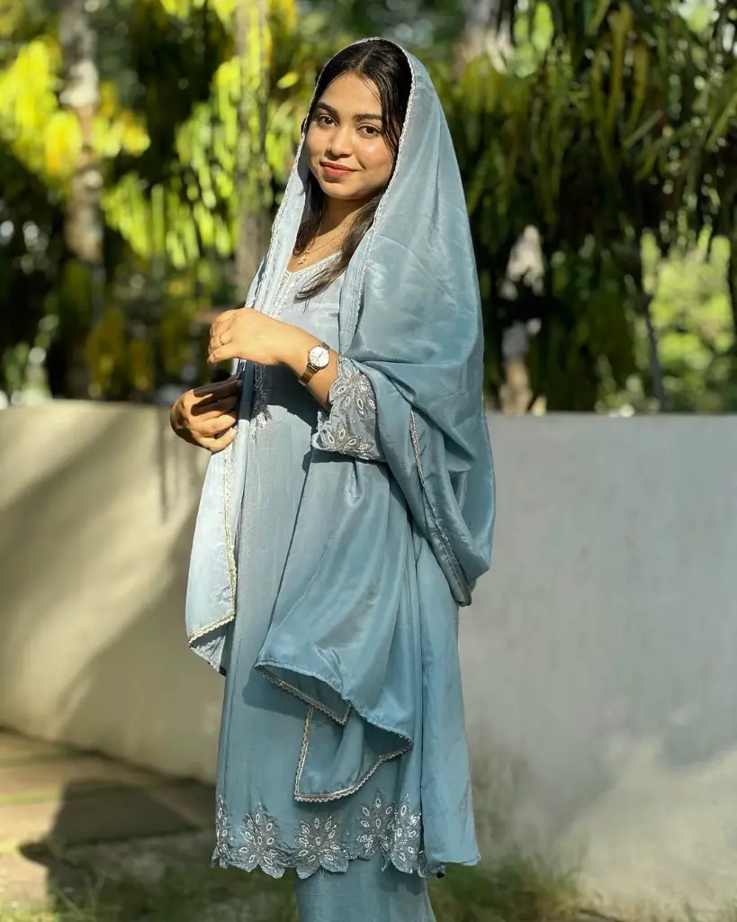 Beautiful-Embroidered-Chinon-Silk-Kurta-Set6.webp