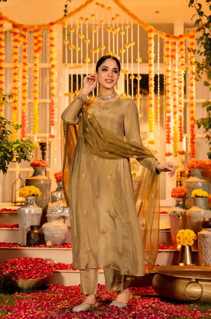 Premium-Shimmer-Chanderi-Silk-Heavily-Embroidered-Kurti,-BSY-Chanderi-Silk-Pants,-and-Organza-Dupatta-3-Piece-Festive-Luxury-Suit-Set4.webp